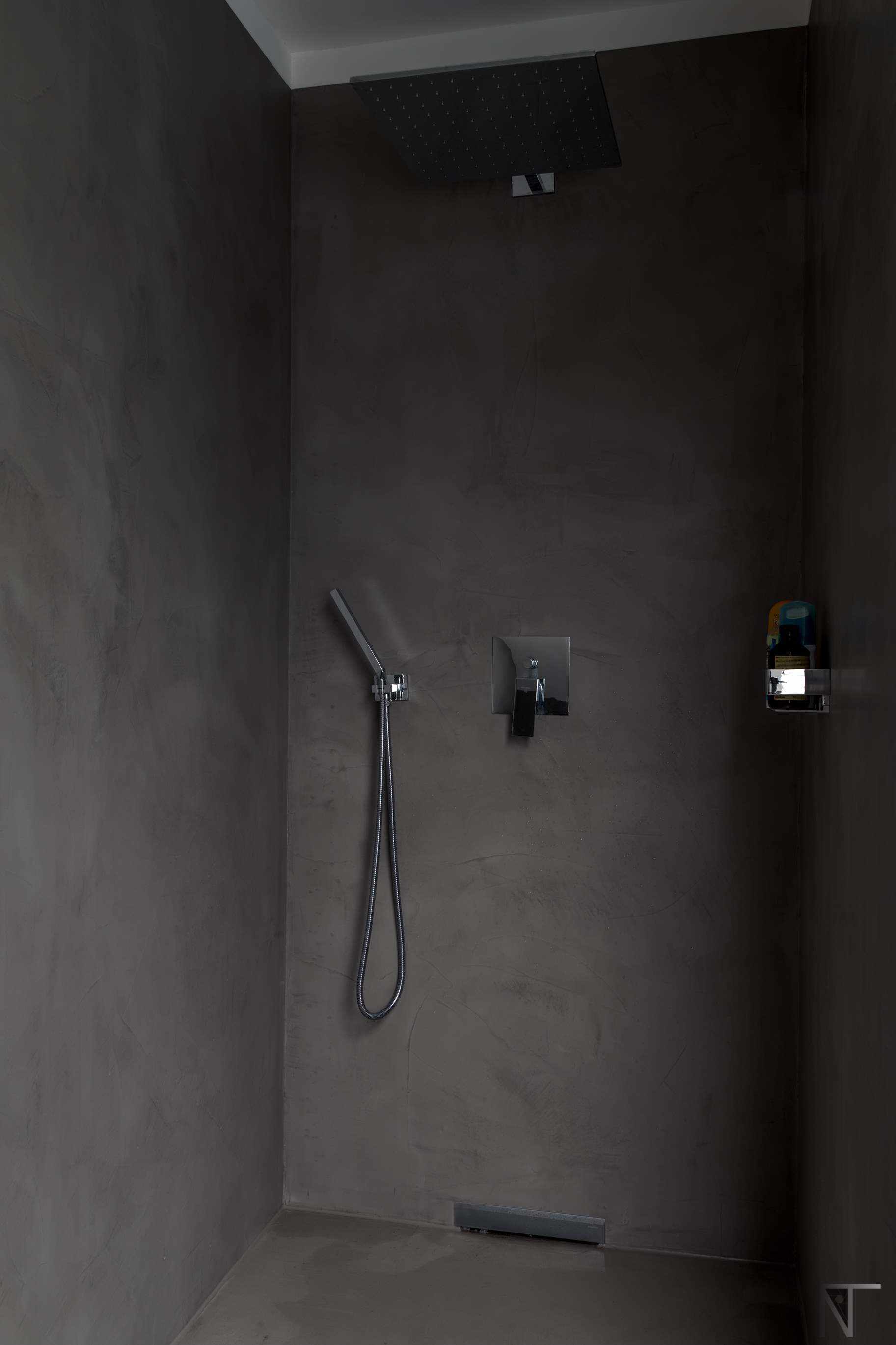 Large microcement shower with arch and tall ceiling — luxury bathroom Los Angeles by LA Microcement